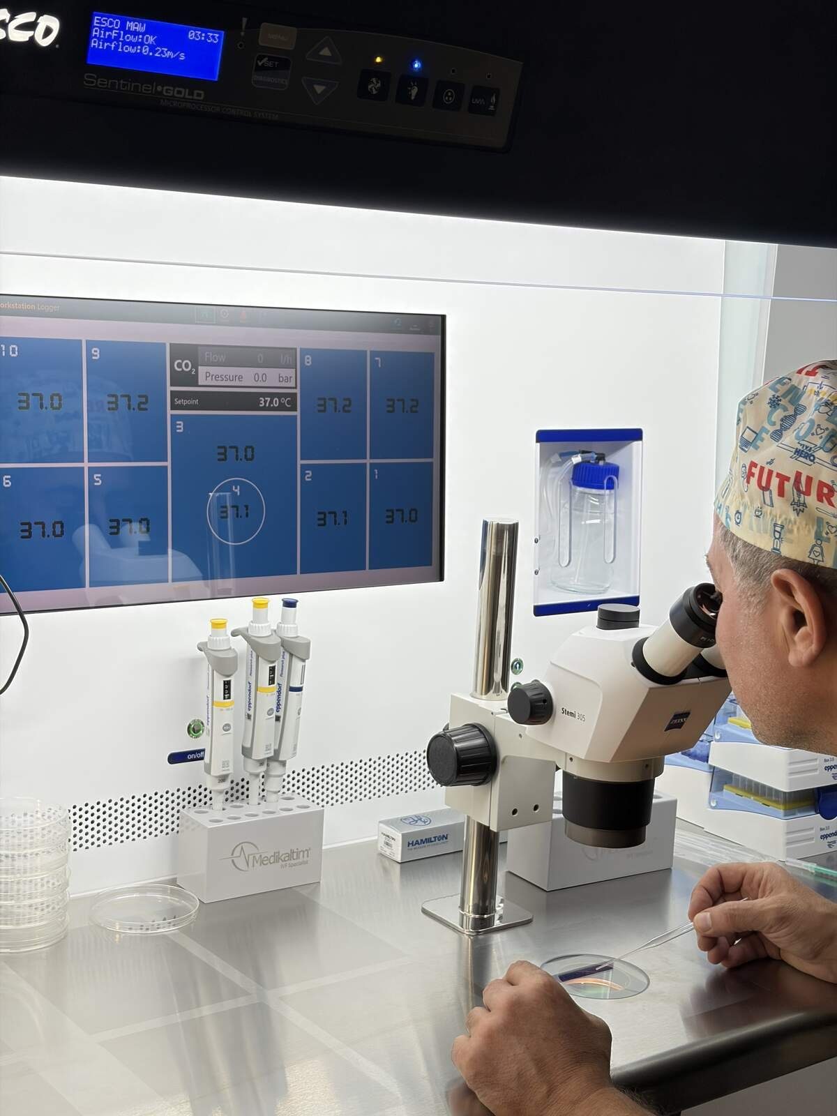 مختبر الإخصاب في مستشفى فيرتينا — أخصائي الأجنة أثناء العمل